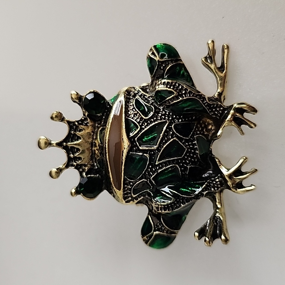 Simulated Emerald Sparkle Frog Prince Brooch Give him a Kiss